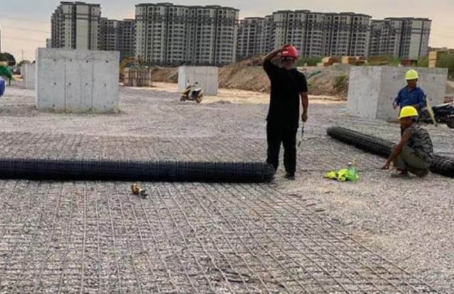 石林土工格栅铺设前地基要怎么处理？